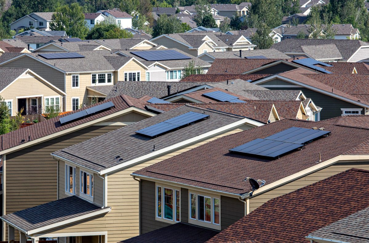 A group of homes, many with rooftop solap